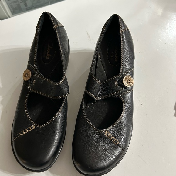 Clark’s bendable Black Leather Mary Jane Shoes with Gold Accents, size 8M - Picture 5 of 10